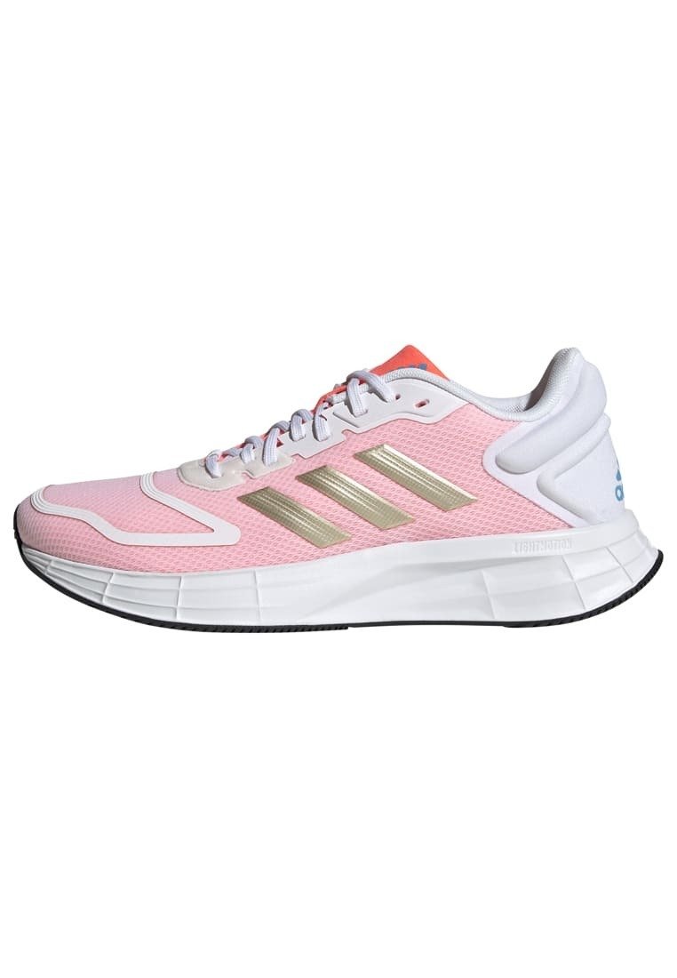 Scarpa sportiva con una tomaia in rete rosa, tre strisce metalliche dorate, accenti bianchi e una suola bianca leggera e testurizzata.