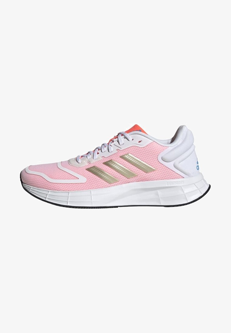 Scarpa sportiva con una tomaia in rete rosa, tre strisce metalliche dorate, accenti bianchi e una suola bianca leggera e testurizzata.