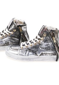 Hoge sneakers in metallic zilveren leer met gouden hardware, witte veters en zijritsen; met een gestructureerde afwerking en sterontwerp.