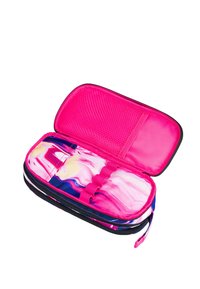 Astuccio con cerniera caratterizzato da un esterno marmorizzato rosa e blu, con un interno rosa brillante, tasca in rete e anelli elastici per l'organizzazione.