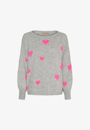 Lysegrå sweater lavet af blødt strikstof med spredte pink hjerteprint, bred halsudskæring samt ribstrikkede manchetter og kant.