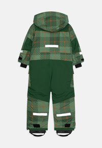 Groene geruite sneeuwpak met een capuchon, voorzien van contrasterende oranje lijnen, reflecterende accenten en zwarte manchetten. Waterdichte stof met een geïsoleerd ontwerp.