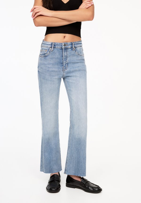 MID-RISE - Flared Jeans
