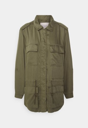 Chaqueta verde oliva de manga larga con cuello, cuatro bolsillos con solapa, cordones ajustables en la cintura y hombreras con botones.