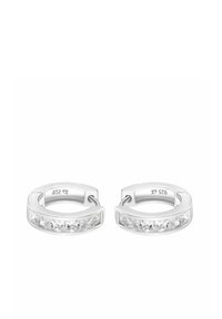 Silverringar med en rad av klara, rektangulära stenar längs den främre kanten. Graverade med "925" för sterlingsilver.