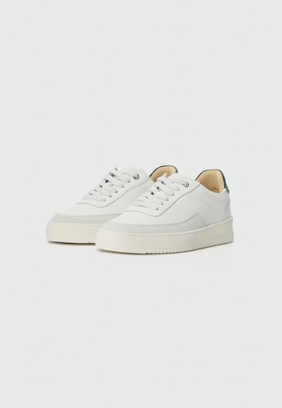 Weiße Sneakers mit einem Obermaterial aus glattem Leder, Wildlederakzenten, abgerundeter Zehenpartie und strukturiertem Gummisohle. Mit flachen Schnürsenkeln und perforierter Zunge.