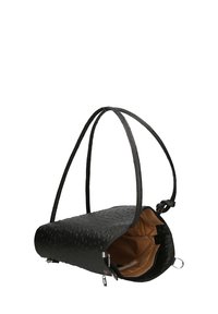 Borsa nera realizzata in materiale testurizzato, con forma triangolare, due manici sottili e un interno beige. Sono presenti dettagli in metallo argentato.