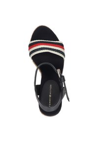 Sandal espadrille nera con una larga fascia decorata con strisce rosse, bianche e blu navy. Include una cinghia alla caviglia e una suola texture.