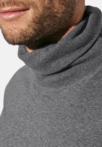 Grauer Rollkragenpullover aus weichem, strukturiertem Stoff, mit einem hohen Kragen, der sich elegant über den Ausschnitt faltet.