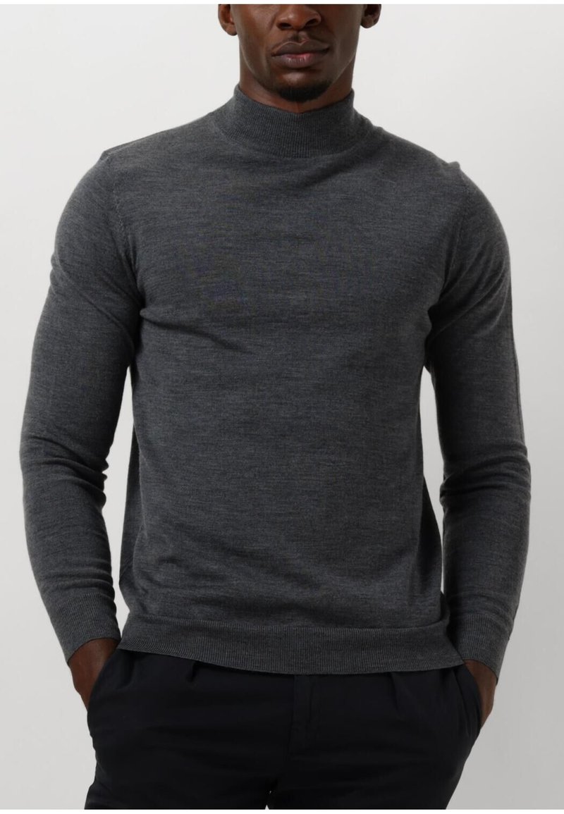 Szary sweter w golfa wykonany z miękkiej dzianiny. Ma długie rękawy, prążkowane mankiety oraz dopasowany krój z gładką teksturą.