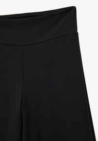 Schwarze hochtaillierte Hosen mit glatter Textur, ausgestattet mit einem breiten elastischen Taillenbund und klaren Linien an den Seiten.