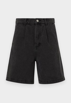 Svarte denimshorts med høy midje, plisserte foran og oppbrettede kanter. Har metallknapp og glidelåslukking. Ensartet tekstur.