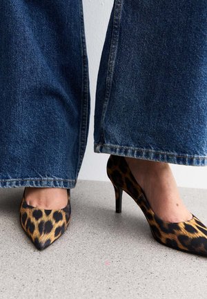 LEOPARD PRINT POINTED TOE COURT - Escarpins - stone