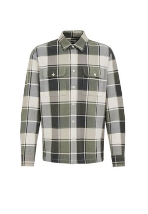 Camisa de cuadros de manga larga hecha de tela suave en verde oscuro, verde claro, blanco y gris, que cuenta con dos bolsillos en el pecho y cierre de botones en el frente.