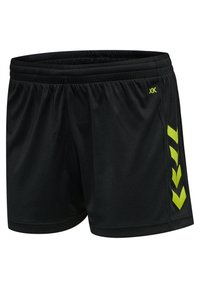 Pantalones deportivos cortos negros hechos de tela ligera, con una cinturilla plana, aberturas laterales y acentos en forma de flecha de color verde brillante en el lado izquierdo.