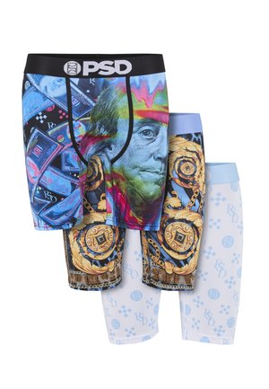 Tre paia di boxer da uomo con design colorati che includono soldi, un ritratto di Benjamin Franklin, motivi barocchi dorati e loghi blu.