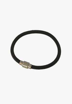 Schwarzes geflochtenes Armband mit silbernem Magnetverschluss, dargestellt auf weißem Hintergrund.