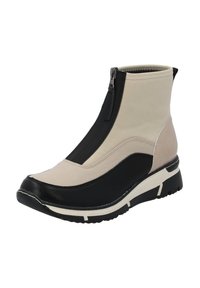 Botas de tobillo negras y beiges con cierre de cremallera, cuero texturizado y material liso, diseño curvado y suela gruesa en contraste.