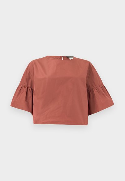 Μπλούζα κοντή σε χρώμα σκουριάς με φαρδιά, βολάν μανίκια μήκους μέχρι τον αγκώνα και μικρό κουμπί κλεισίματος στο πίσω μέρος.