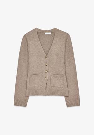 Brun strikket cardigan med V-hals, fem guldknapper og to forlommer. Ribbet manchetter og kant; blød tekstur.