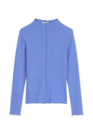 Niebieska bluzka z długim rękawem z prążkowanej tkaniny, z wysokim dekoltem i falbankami na krawędziach. Posiada zapięcie z przodu pośrodku.