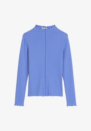 Niebieska bluzka z długim rękawem z prążkowanej tkaniny, z wysokim dekoltem i falbankami na krawędziach. Posiada zapięcie z przodu pośrodku.