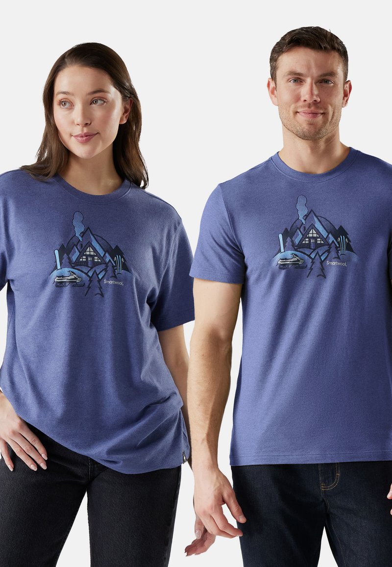 Camisetas de algodón azul con un gráfico de una cabaña en las montañas, rodeada de árboles y humo, en la parte frontal. Con mangas cortas y cuellos redondeados.