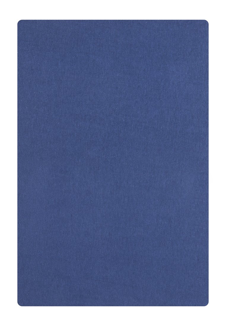 Rechteckiger Notizbuchumschlag aus dunklem blauen Stoff. Glatte Textur mit einfarbigem Design und abgerundeten Ecken. Keine sichtbaren Muster oder Beschläge.