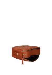 Borsa rotonda in pelle arancione con motivo floreale embossato, con doppia chiusura lampo e hardware in tono oro. Include una maniglia laterale.