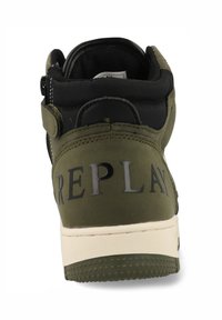Groene high-top sneaker met zwarte accenten, textuurmateriaal, logo-detail op de hiel, gevoerde kraag en contrasterende witte zool.