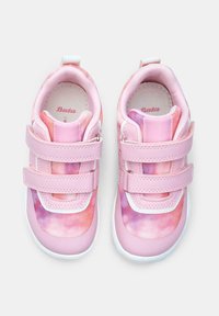 Scarpe da ginnastica rosa con una texture superiore in rete caratterizzata da un motivo ad acquerello in gradiente, fissate con doppie cinghie in Velcro e una suola bianca.