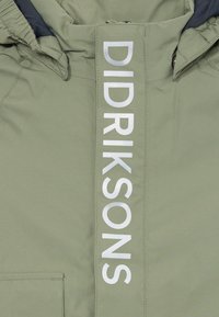 Groene jas met capuchon, voorzien van een verticale witte DIDRIKSONS-logo op de flap van de rits aan de voorkant.