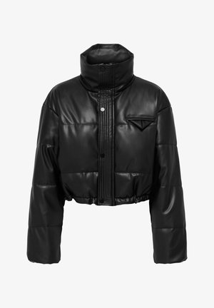 Crna kratka jakna od sjajne umjetne kože, s visokim ovratnikom, kopčanjem na drukere i prošivenim dijelovima s naglašenim džepom.