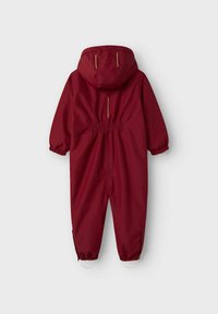 Laste maroon värvi ühes tükis veekindel talvesärk, millel on elastsed mansetid, kapuuts ja peegeldavad detailid seljal ja kapuutsil, nähtud tagant.
