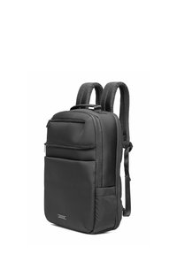 Czarny prostokątny plecak z wyściełanymi paskami na ramiona, górnym uchwytem, przednimi kieszeniami na zamek i boczną kieszenią.