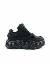 Czarne sneakersy z wyściełaną, zaokrągloną podeszwą, teksturowaną cholewką, z zapięciem na sznurówki i wyściełanym kołnierzem. Gładkie wykończenie z minimalnymi detalami z metalu.