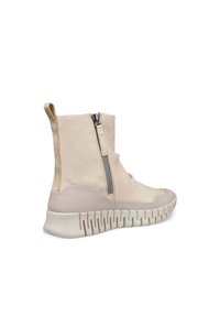 Stivaletti beige alla caviglia con tomaia texturizzata, cerniera laterale e suola chunky bianca. Il design presenta una silhouette elegante e minimalista.