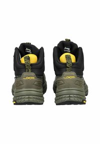 Zapatillas de media caña en negro y verde oliva con acentos amarillos, tejido texturizado y tirador de talón con patrón. Suela de goma con características de tracción.