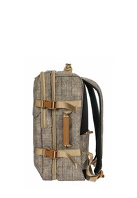 Sac à dos en tissu tissé brun et beige, de forme rectangulaire, comportant deux compartiments zippés, des bretelles réglables et des accents de boucle.