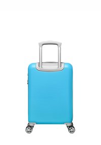 Blauwe harde koffer met uittrekbare zilveren telescopische handgreep en vier zwarte en zilveren draaiverpleegwielen op een witte achtergrond.