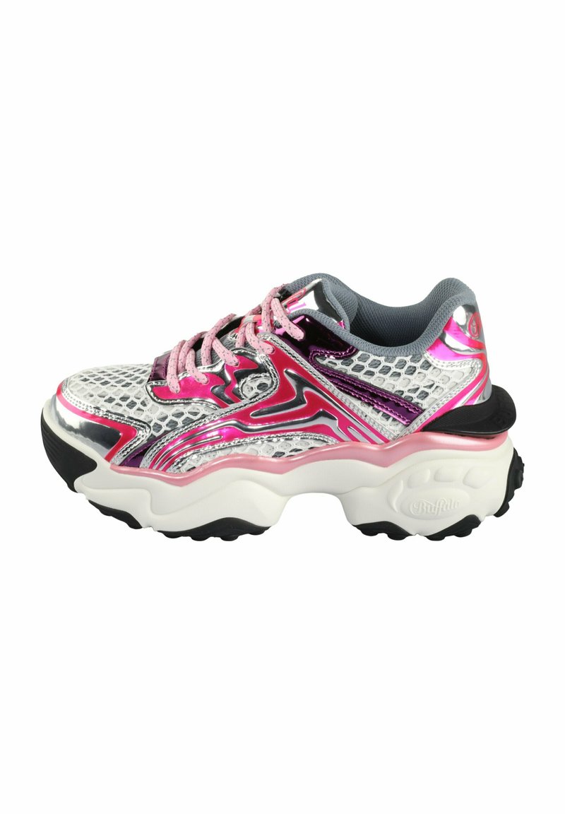 Sidabriniai ir rožiniai sportbačiai su tinklinėmis viršutinėmis dalimis, tekstūruotais paviršiais, storu baltu padu ir rožinėmis raištelėmis. Yra blizgučių akcentų ir ryškus protektorius.