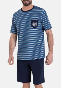 Ensemble de vêtement d'intérieur pour hommes comprenant un t-shirt à manches courtes bleu et blanc à rayures avec une poche poitrine et un short bleu marine uni.