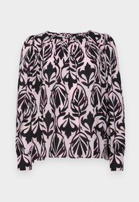 Blouse à manches longues en tissu léger avec un fond rose orné de motifs floraux noirs et violets, col froncé et poignets élastiques.