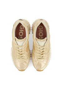 Zapatillas beige con una parte superior suave y satinada, con cordones prominentes y una suela de goma. Logotipo "GIOS" impreso en la plantilla.