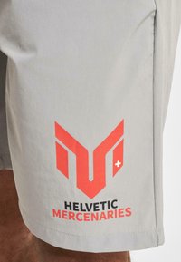 Világosszürke sort, amelyen egy hangsúlyos piros grafikai logó található stilizált betűszóval és "HELVETIC MERCENARIES" felirattal fekete színben. Simább, könnyű anyag.