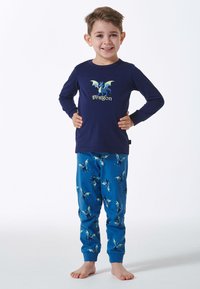 Navyfarbener Langarm-Pyjama-Oberteil mit einem Drachenmotiv und grüner Schrift; blaue Pyjamahosen mit einem Drachenmuster, beide aus weichem Stoff hergestellt.
