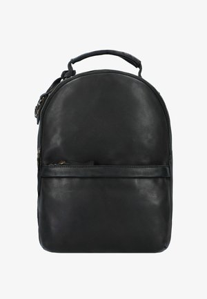 Zwarte leren rugzak met een ronde vorm, bovenhandgreep, voorzak met rits en een gladde textuur, met minimale hardware en accenten.