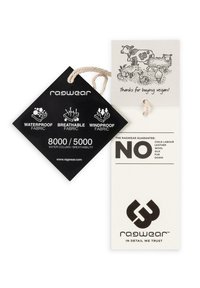 Juodas audinio žymeklis su simboliais, žyminčiais vandeniui atsparias, kvėpuojančias ir vėjui atsparias savybes. Įtrauktas "8000/5000" reitingas ir kartono žymeklis, dėkojantis už veganišką pirkimą.