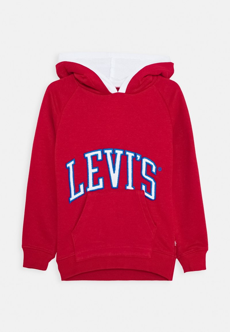 Sweat à capuche rouge avec capuche doublée de blanc, poche avant, et "LEVI'S" en grandes lettres blanches et bleues sur la poitrine.