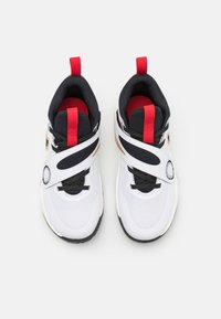 Nike Performance TEAM HUSTLE D 11 - Chaussures de basket - white/black/metallic gold/university red